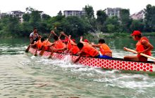 市青少年民族龙舟队备战省九运会