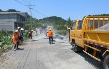 战高温、顶烈日 松桃自治县农村公路养护忙