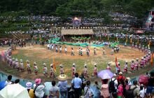 湘黔苗族同胞共庆“八月八”赶秋节