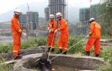 千余斤水牛掉入5米孔桩 印江消防注水营救