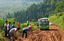 Y010乡道塌方交通中断 松桃路政联合九江乡政府全力抢险保畅