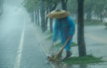 玉屏环卫工人雨中坚守