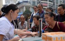 松桃开展义诊进社区活动