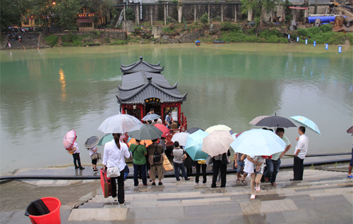 近日,在铜仁市碧江区清水大桥两岸码头,从早上6点30至晚上10点,只要花