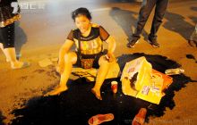 公交车碰三轮车 群众追肇事车