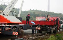 地区高管局铜仁路政执法大队全力抢救肇事车辆