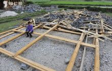 风暴肆虐  吹倒民房