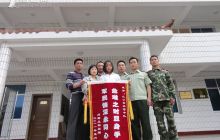 江口轻生女出院 家长送锦旗致谢武警官兵