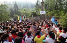 烈士碑齐宣誓 革命传统永继承