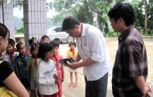 点滴关爱总是情 玉屏各届六一关注儿童的节日