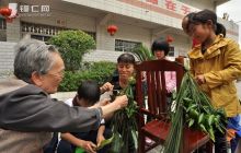 敬老院里粽飘香