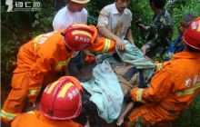 村民山洞被困2天  消防3小时成功营救