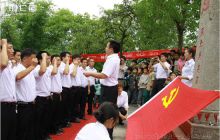 德江县平原乡在黔北特委旧址纪念碑前唱红歌