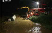 山洪突发欲“吞”面包车  印江消防连夜抢险