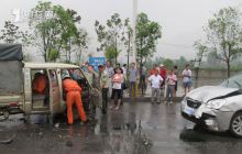 两车上演“激情对撞” 一司机被困车内