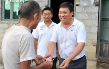 顾明杰代表地委到松桃粑坳村慰问困难党员