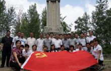 德江住建局“枫香溪会议纪念碑”前唱红歌