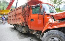 汽车爆胎 翻入河边