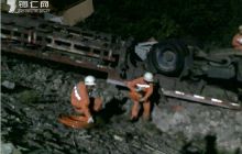 大货翻下坡一死两伤 铜仁消防生死营救