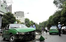 两车“深情相吻”导致头部受损