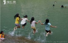 铜仁地区遭遇高温 农家娃戏水御酷暑