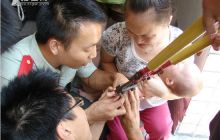 “魔环”钢牙紧咬小孩手指 印江消防成功摘除