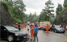 四车连环相撞一司机被困 铜仁消防成功营救