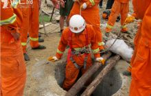 贵州铜仁一建筑工地五名工人被困深井 消防紧急营救