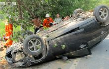 轿车撞树四脚朝天 铜仁消防救出被困司机