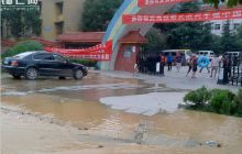 铜仁地区实验中学路面被淹
