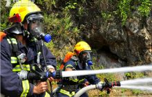 贵州铜仁消防铁军比武上演空中飞人