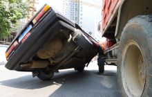 两车前轮“紧紧相拥”