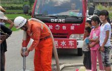 一天奔波四处 石阡消防为干旱乡镇送水“解渴”