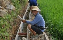 印江新寨乡: 干部群众抢修水渠抗大旱