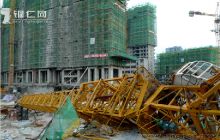 铜仁公园道一号 一施工吊塔倒塌