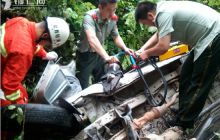 两车相撞四轮朝天 消防救出被困司机