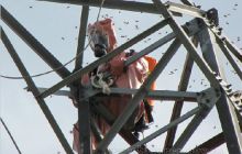 高压电铁塔马蜂伤人 铜仁消防27米高空摘蜂窝