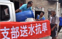 印江罗场乡：农村党员义务为留守孤残老人送水