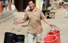 村民断水 “红水桶”进村入户