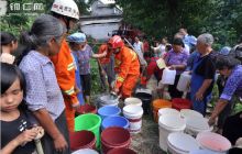 “秋老虎”发威 消防官兵保障农家用水