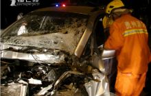 两车相撞司机被困