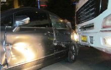 小轿车压双黄违规掉头被追尾