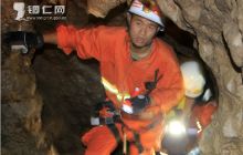 贵州大旱 玉屏消防百米深洞寻找救命水