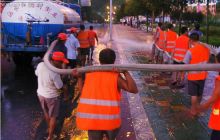 夏伏高温　环卫职工夜间为街道“洗澡”