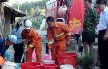 “红水桶”谱写抗旱大爱