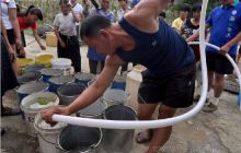 印江刀坝乡：村支书为群众送水