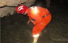 不等不靠立足自救 德江消防官兵百米深洞寻水