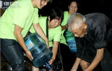 石阡县“佛顶山汽车岀租有限公司”再次开展爱心送水活动