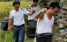 德江党员干部帮助群众抗旱保苗