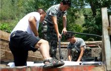 印江缠溪民兵应急分队勇当抗旱排头兵